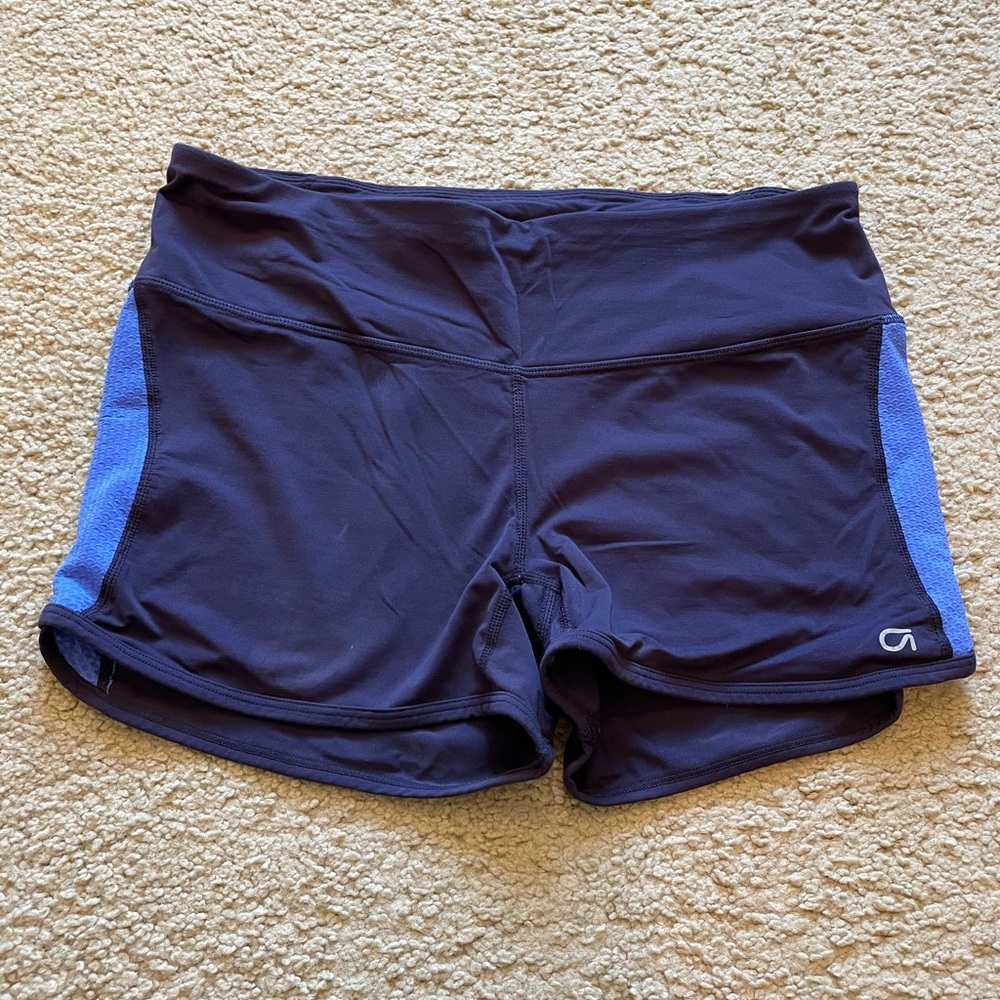 GAP fit running shorts women size 4 zipped pocket